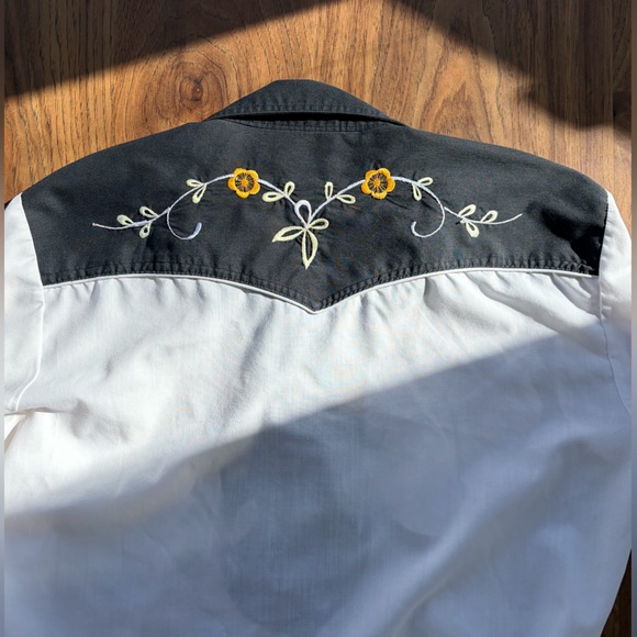 Vintage 70s Embroidered Western Shirt with Black Yoke and Yellow Florals - Picture 4 of 8